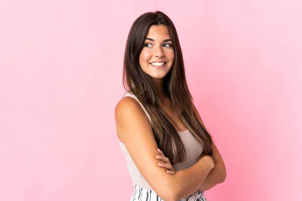 Jonge Braziliaanse Vrouw Geïsoleerd Roze Achtergrond Zoek Naar Zijkant Glimlachen — Stockfoto