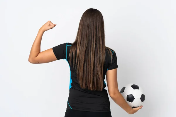 Genç Brezilyalı Kadın Beyaz Arka Planda Futbol Topuyla Izole Edilmiş — Stok fotoğraf