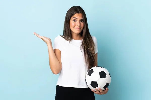 Young Football Player Brazilian Girl Isolated Blue Background Having Doubts — стоковое фото