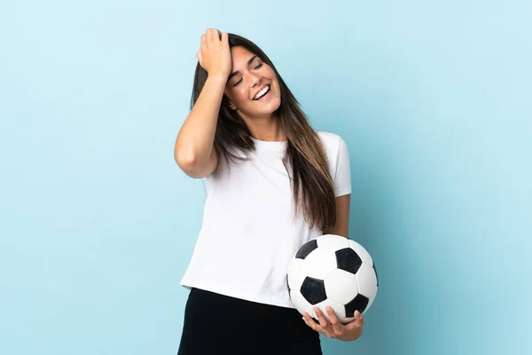 Joven Futbolista Brasileño Chica Aislada Sobre Fondo Azul Sonriendo Mucho —  Fotos de Stock