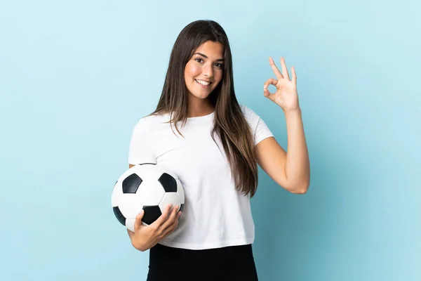Νεαρή Ποδοσφαιριστής Βραζιλίας Κορίτσι Απομονώνονται Μπλε Φόντο Δείχνει Σημάδι Δάχτυλα — Φωτογραφία Αρχείου
