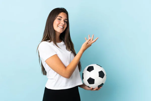 Młody Piłkarz Brazylijski Dziewczyna Odizolowany Niebieskim Tle Wyciągając Ręce Bok — Zdjęcie stockowe
