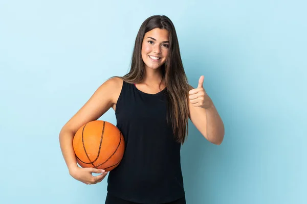 Young Brazilian Girl Isolated Blue Background Playing Basketball Thumb — Stok fotoğraf