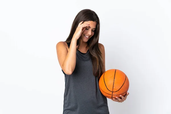 Jeune Femme Brésilienne Jouant Basket Isolé Sur Fond Blanc Riant — Photo