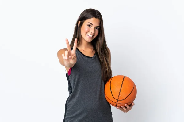 Молодая Бразильская Женщина Играющая Баскетбол Белом Фоне Улыбается Показывает Знак — стоковое фото