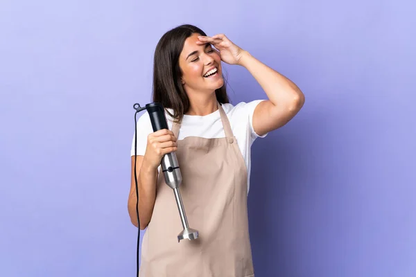 Braziliaanse Vrouw Met Behulp Van Hand Blender Geïsoleerd Paarse Achtergrond — Stockfoto