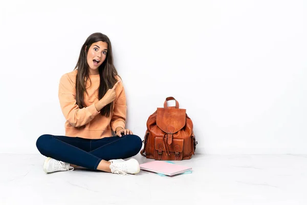 Young Student Brazilian Woman Sitting Floor Surprised Pointing Side — Foto Stock