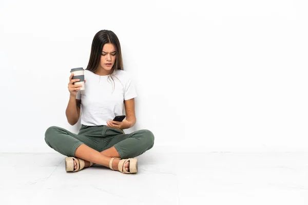 Adolescente Chica Sentada Suelo Sosteniendo Café Para Llevar Móvil — Foto de Stock