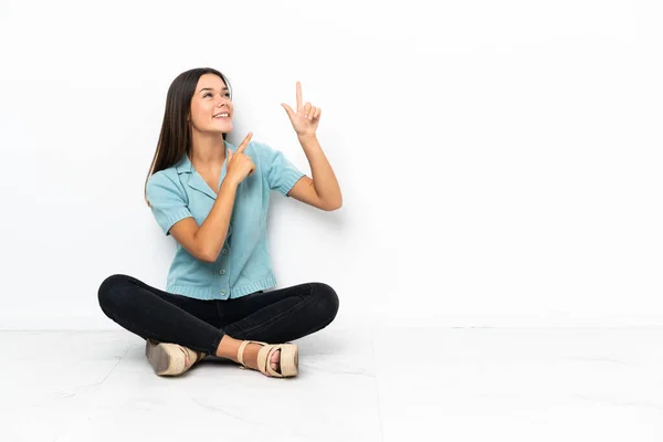 Adolescente Chica Sentada Suelo Señalando Con Dedo Índice Una Gran — Foto de Stock