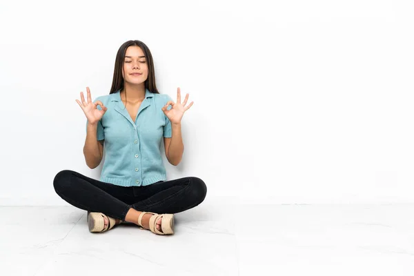 Tiener Meisje Zittend Vloer Zen Pose — Stockfoto