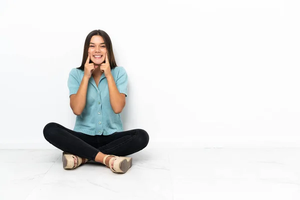 Chica Adolescente Sentada Suelo Sonriendo Con Una Expresión Feliz Agradable — Foto de Stock