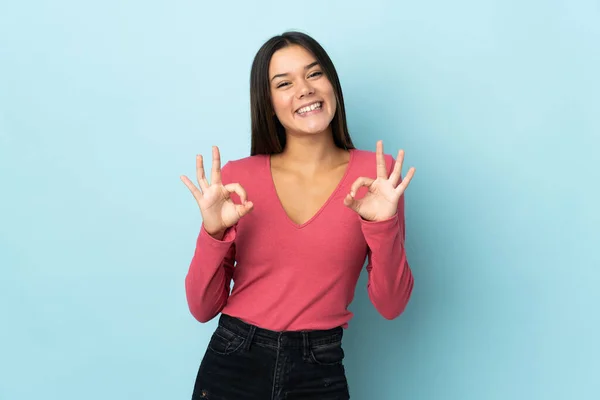 Teenager Girl Isolated Blue Background Showing Sign Two Hands — Φωτογραφία Αρχείου