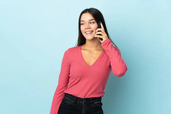 Adolescente Chica Aislada Fondo Azul Mantener Una Conversación Con Teléfono —  Fotos de Stock