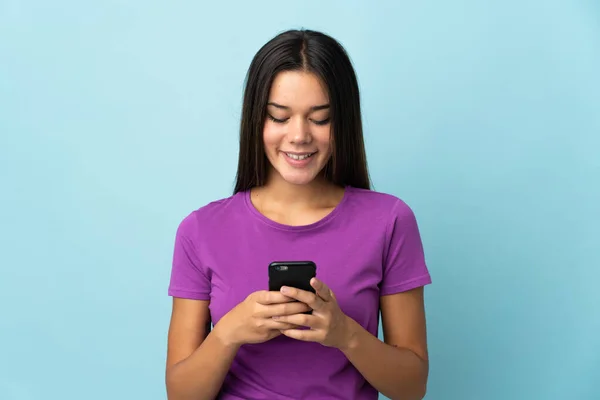 Chica Adolescente Aislada Sobre Fondo Rosa Enviando Mensaje Correo Electrónico — Foto de Stock