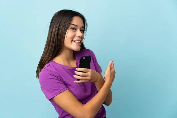 Adolescente Chica Aislada Fondo Rosa Utilizando Teléfono Móvil Apuntando Hacia — Foto de Stock