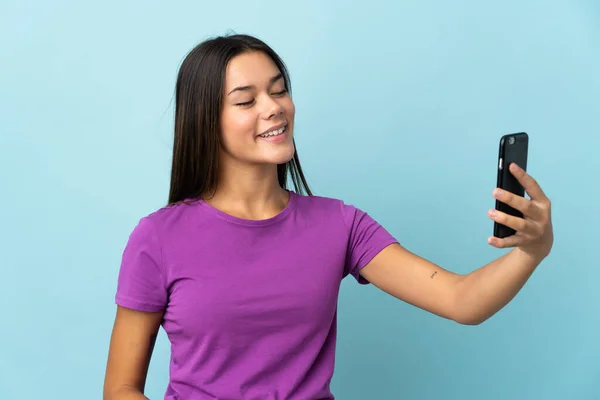 Adolescente Chica Aislado Rosa Fondo Haciendo Selfie Con Teléfono Móvil — Foto de Stock