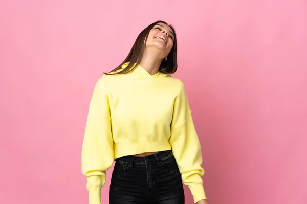 Tiener Meisje Geïsoleerd Roze Achtergrond Lachen — Stockfoto