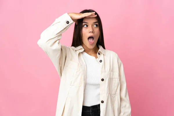 Teenager Girl Isolated Pink Background Doing Surprise Gesture While Looking — стоковое фото