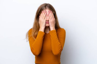 Genç Rus kız, beyaz arka planda izole edilmiş, gözleri elle kapatılmış.