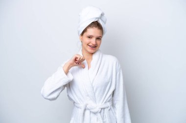 Bornozlu genç Rus kız beyaz arka planda soyutlanmış gururlu ve kendinden memnun.