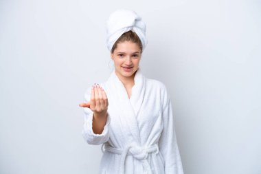 Bornozlu genç bir Rus kız beyaz arka planda izole edilmiş, bizimle gelmesi için davet ediliyor. Gelmene sevindim.