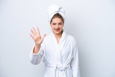 Bornozlu genç Rus kız, beyaz arka planda izole edilmiş, parmaklarıyla beşe kadar sayıyor.