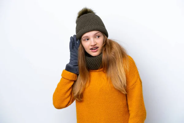 겨울용 자켓을 배경에 떨어져 러시아 소녀가 무언가를듣고 — 스톡 사진