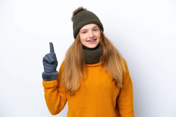겨울용 자켓을 러시아 소녀는 배경에 고립되어 손가락을 최고의 신호를 내보이고 — 스톡 사진