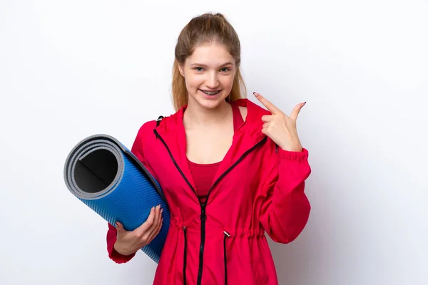 Tonårstjej Som Går Yogalektioner Medan Hon Håller Matta Isolerad Vit — Stockfoto