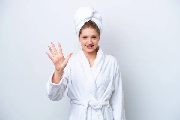 Adolescente Rusa Chica Albornoz Aislado Sobre Fondo Blanco Contando Cinco — Foto de Stock