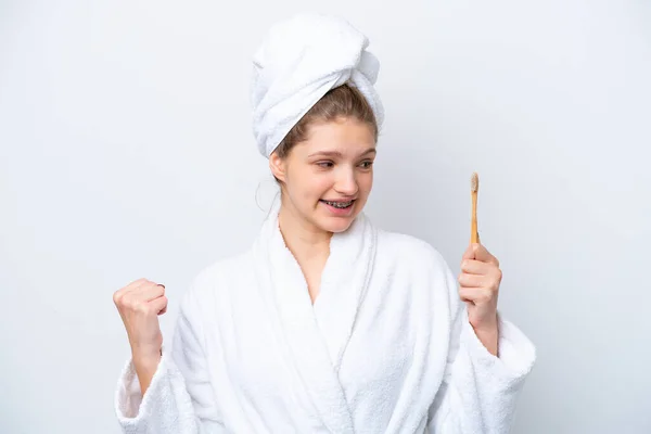 Dişlerini Fırçalayan Genç Rus Kız Zaferi Kutlayan Beyaz Arka Planda — Stok fotoğraf