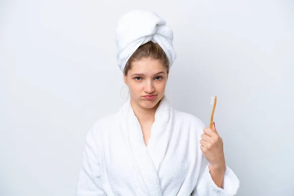 Adolescente Rusa Chica Cepillarse Los Dientes Aislados Sobre Fondo Blanco — Foto de Stock