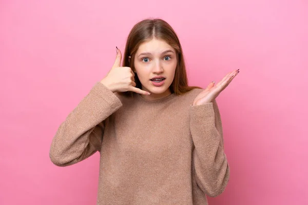 Teenager Rusky Dívka Izolované Růžovém Pozadí Dělat Gesto Telefonu Pochybování — Stock fotografie