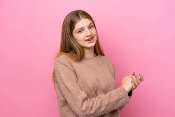 Adolescente Rusa Chica Aislado Rosa Fondo Aplaudiendo — Foto de Stock