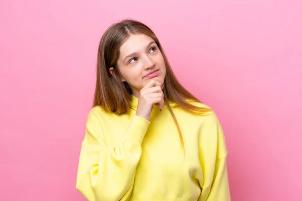 Teenager Rusky Dívka Izolované Růžovém Pozadí Vzhlíží — Stock fotografie