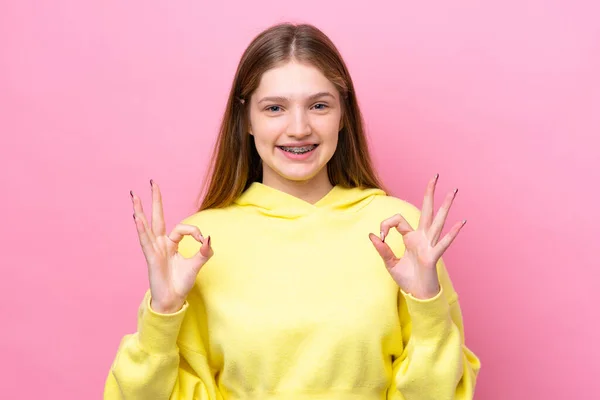 Adolescente Ruso Chica Aislado Rosa Fondo Mostrando Signo Con Dos — Foto de Stock