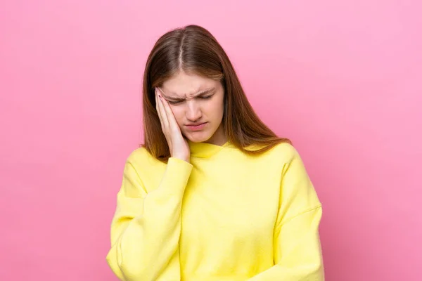 Teenager Russische Mädchen Isoliert Auf Rosa Hintergrund Mit Kopfschmerzen — Stockfoto
