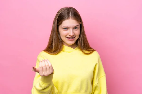 Adolescente Chica Rusa Aislada Sobre Fondo Rosa Invitando Venir Con —  Fotos de Stock