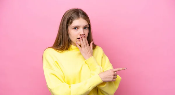 Tini Orosz Lány Elszigetelt Rózsaszín Háttér Meglepetés Kifejezés Miközben Rámutatott — Stock Fotó