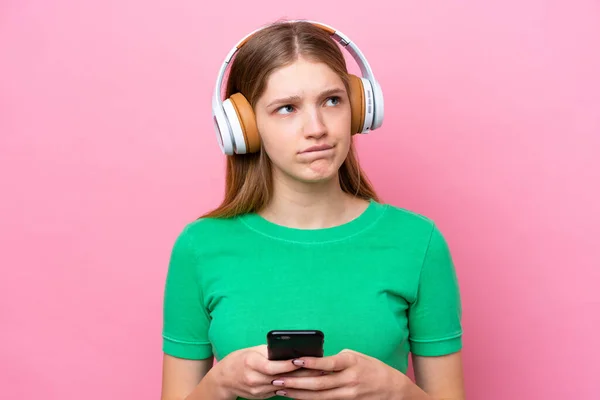 Adolescente Russe Fille Isolé Sur Fond Rose Écouter Musique Avec — Photo