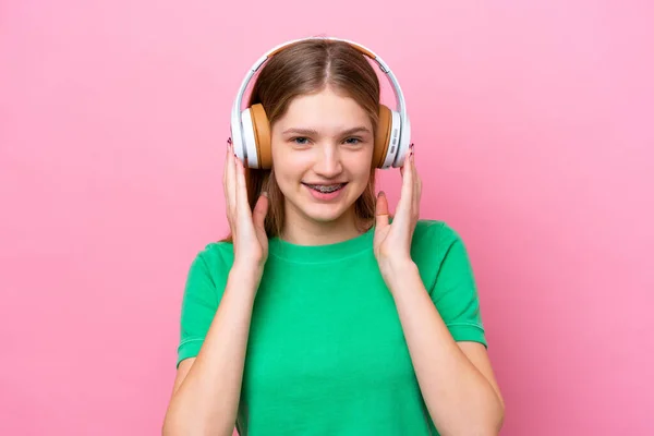 Genç Rus Kız Pembe Arka Planda Izole Edilmiş Müzik Dinliyor — Stok fotoğraf