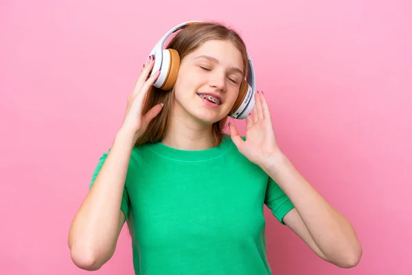 Έφηβη Ρωσίδα Απομονωμένη Ροζ Φόντο Ακούγοντας Μουσική Και Τραγουδώντας — Φωτογραφία Αρχείου