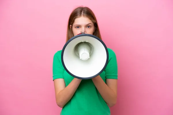 Tiener Russisch Meisje Geïsoleerd Roze Achtergrond Schreeuwen Door Een Megafoon — Stockfoto