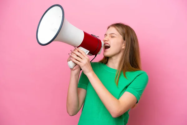 Tiener Russisch Meisje Geïsoleerd Roze Achtergrond Schreeuwen Door Een Megafoon — Stockfoto
