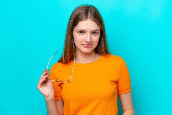 Teenager Russisches Mädchen Isoliert Auf Blauem Hintergrund Mit Brille Mit — Stockfoto