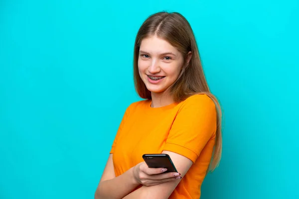 Ragazza Russa Adolescente Isolata Sfondo Blu Con Telefono Cellulare Con — Foto Stock