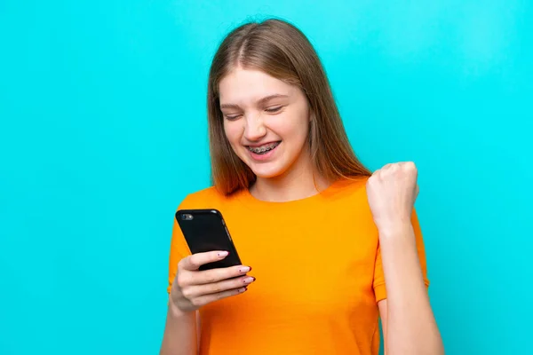 Ragazza Russa Adolescente Isolata Sfondo Blu Utilizzando Telefono Cellulare Facendo — Foto Stock