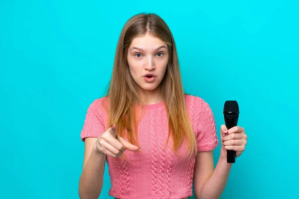 Şarkıcı Rus Kız Mavi Arka Planda Izole Edilmiş Bir Mikrofonu — Stok fotoğraf