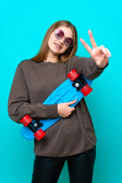 十代のスケーター女の子絶縁上の青の背景 — ストック写真