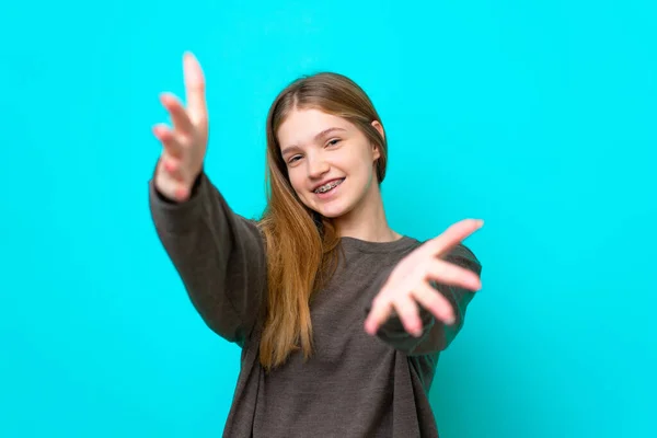 Teenager Rusky Dívka Izolované Modrém Pozadí — Stock fotografie